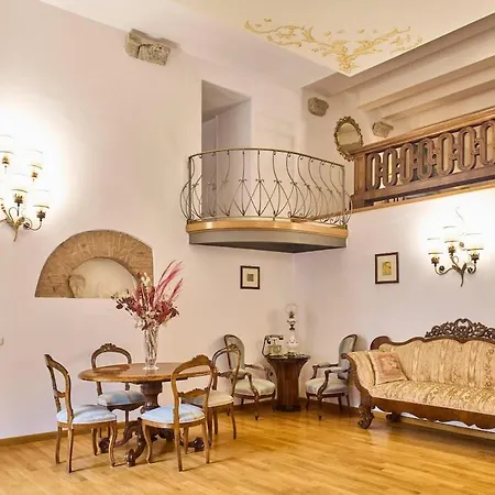 La Torre Historic Charm On The Main Corso Siena