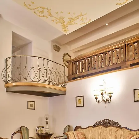 La Torre Historic Charm On The Main Corso Appartement